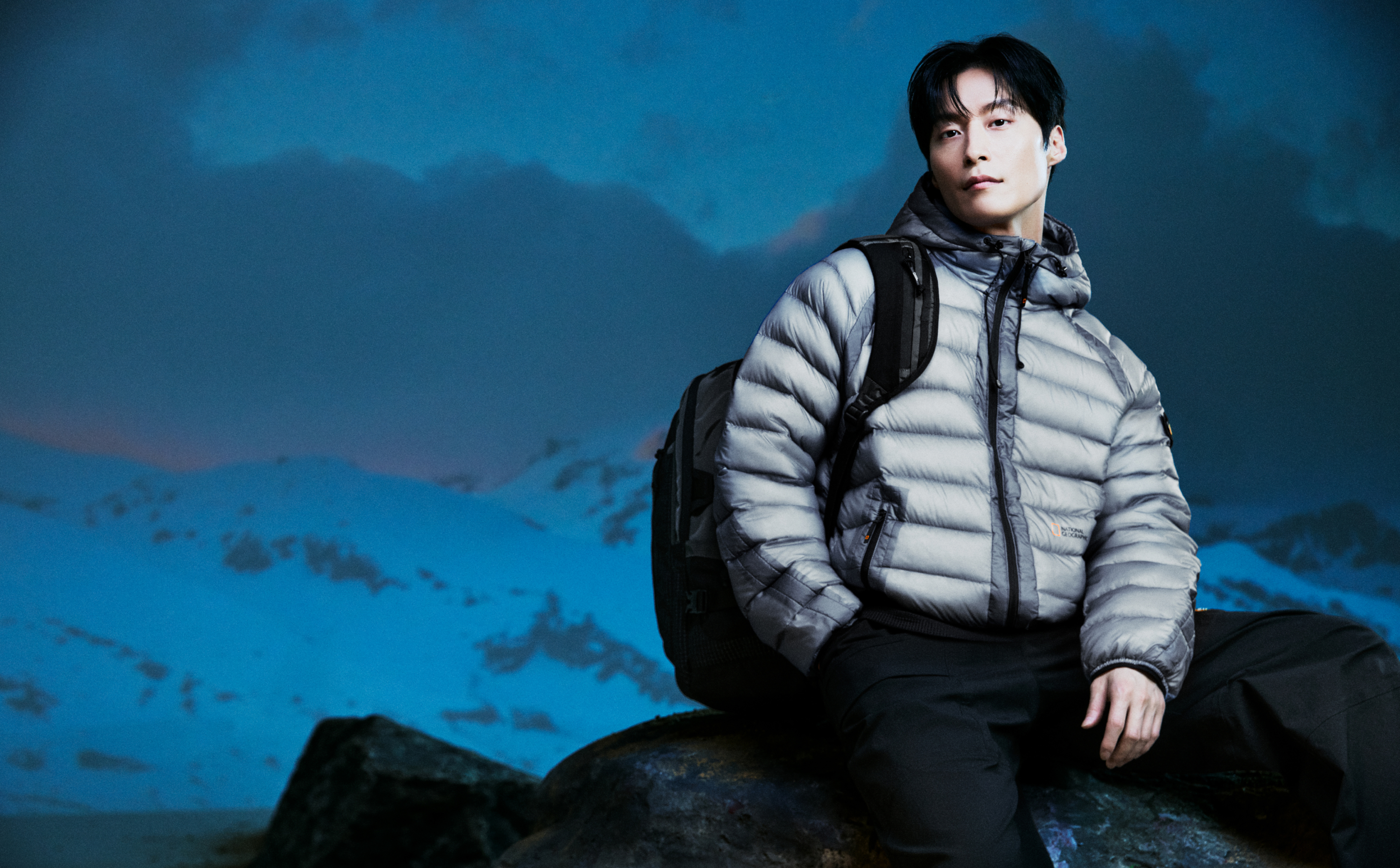 라이트 블루 경량 후드 덕다운 점퍼와 옵시디언 백팩