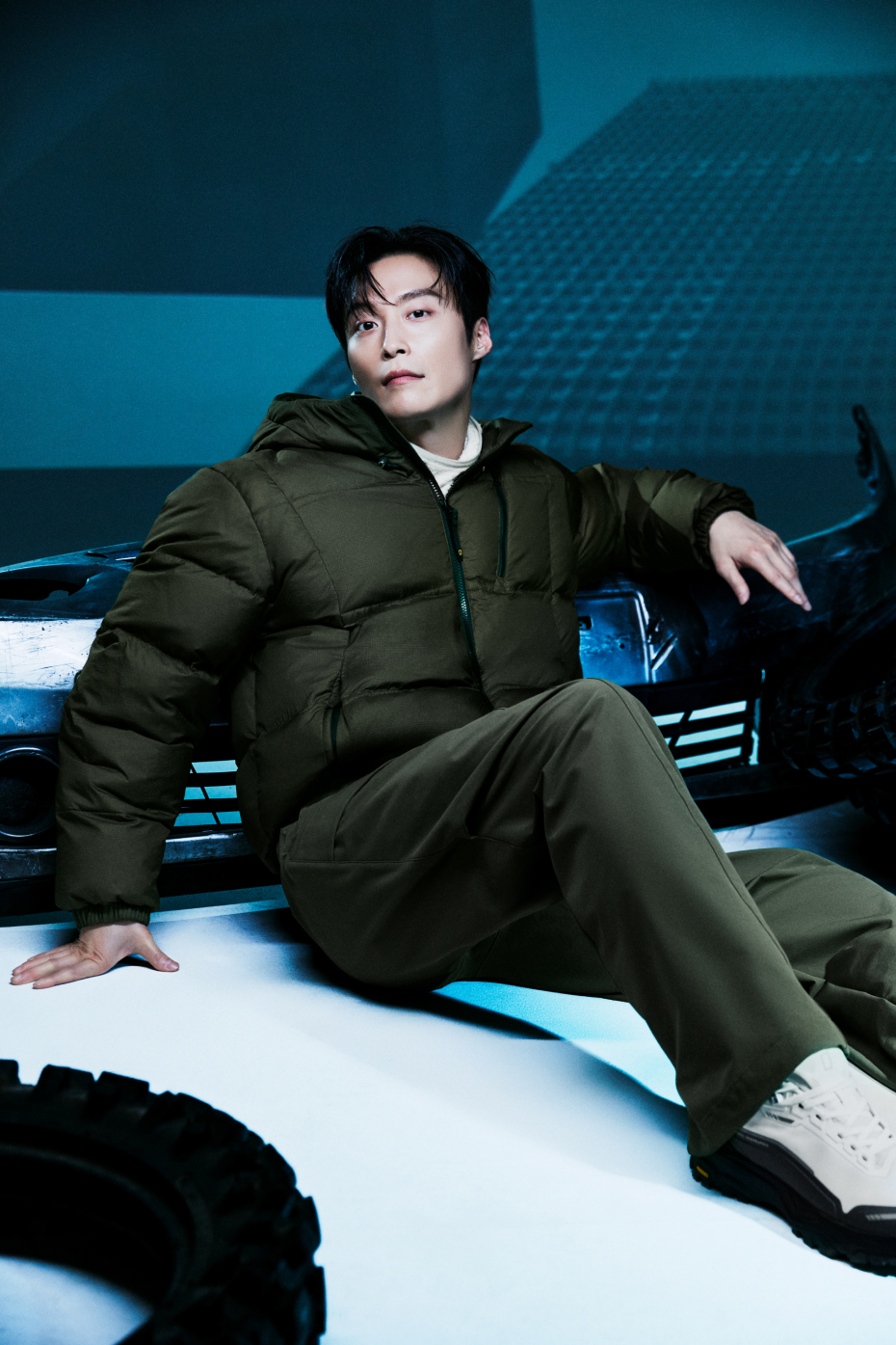 올리브 그린 퀼팅 덕다운 점퍼 착용 모습
