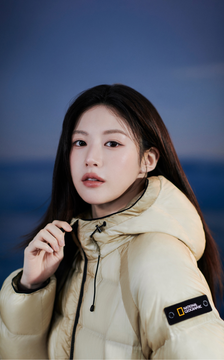퓨어이펙트 점퍼와 베이지 비니 착용