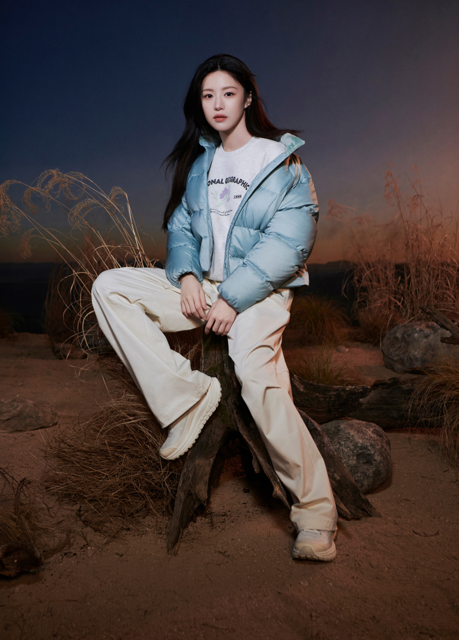 블루 그레이 PERTEX 하이넥 크롭 덕다운 점퍼 전신