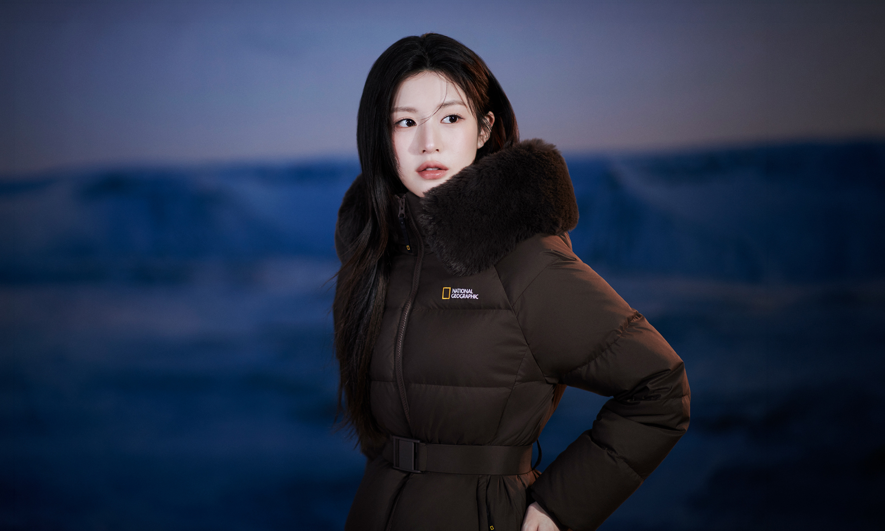 내셔널지오그래픽 겨울 아우터를 착용한 고윤정