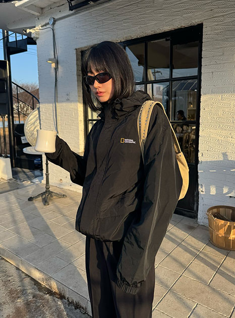 자유로운 실루엣의 바람막이