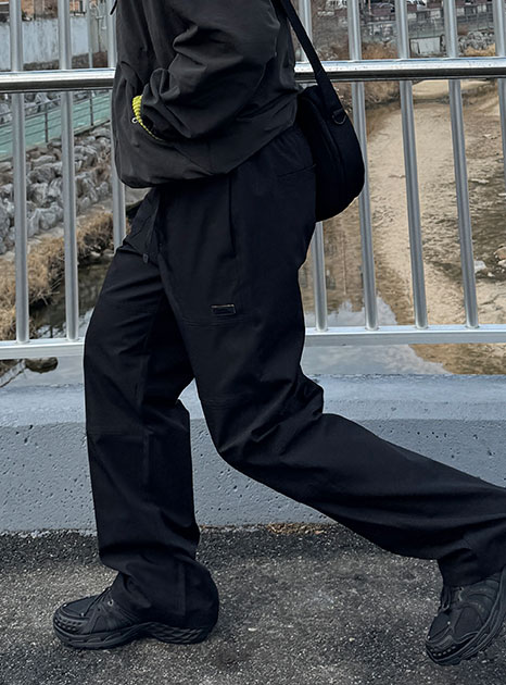 핏이 예쁘게 떨어지는 세미루즈핏 스트레이트 팬츠