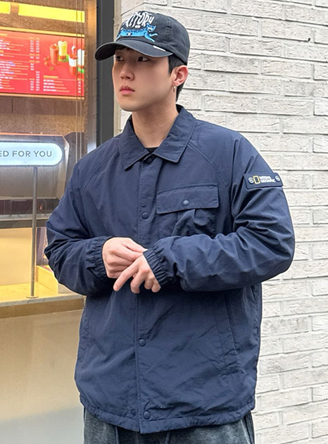 여유 있는 실루엣의 코치 자켓