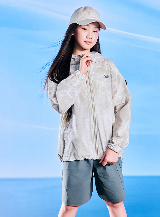 일상과 야외를 넘나드는 어드벤처 패턴 바람막이